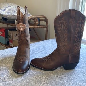 Ariat woman’s Heritage R Toe Western Cowboy Boots